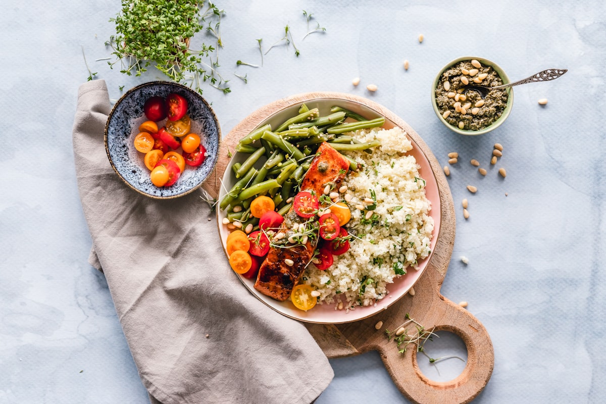 Piatto salutare con verdure fresche e proteine